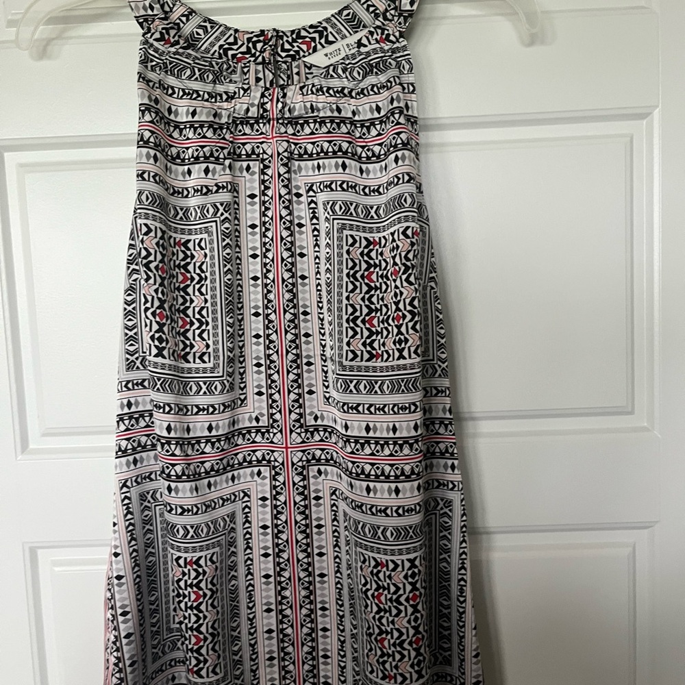 White House Black Market Black and White Sleeveless Scoop Neck Blouse